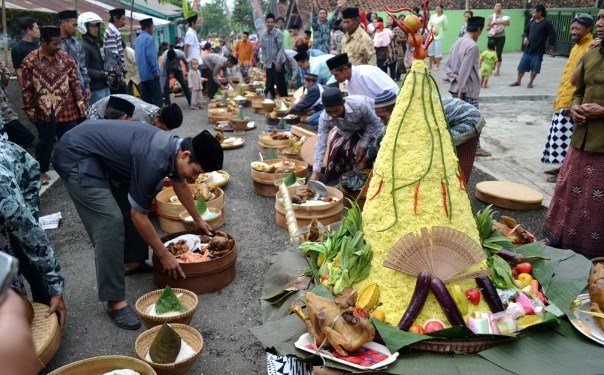 Vanpros.org: Menjelajahi Keunikan Upacara Adat di Nusantara: Warisan Budaya yang Tak Lekang oleh Waktu